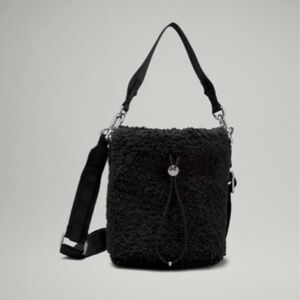 Lulu Lemon Crossbody Fleece Bucket Bag 2.5L